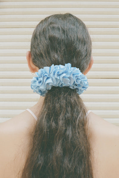 CARNATION SCRUNCHIE, PORCELAIN BLUE – Maryam Nassir Zadeh display picture 1